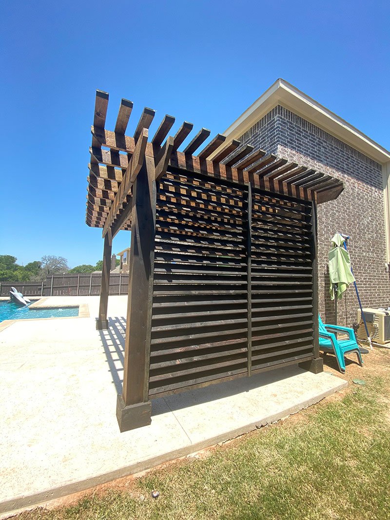 Pergola with louvered privacy wall 